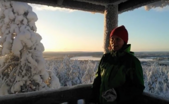 Kaisa näköalapaikalla, taustalla talvinen maisema