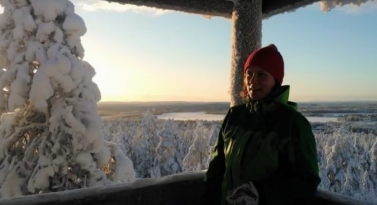 Kaisa näköalapaikalla, taustalla talvinen maisema