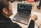 Opiskelija työstää videotarinaa tietokoneella.